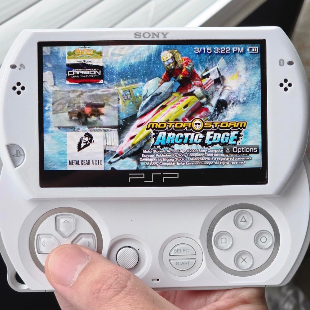 Sony PSP Go 16GB Pearl White - Picture 8 of 12